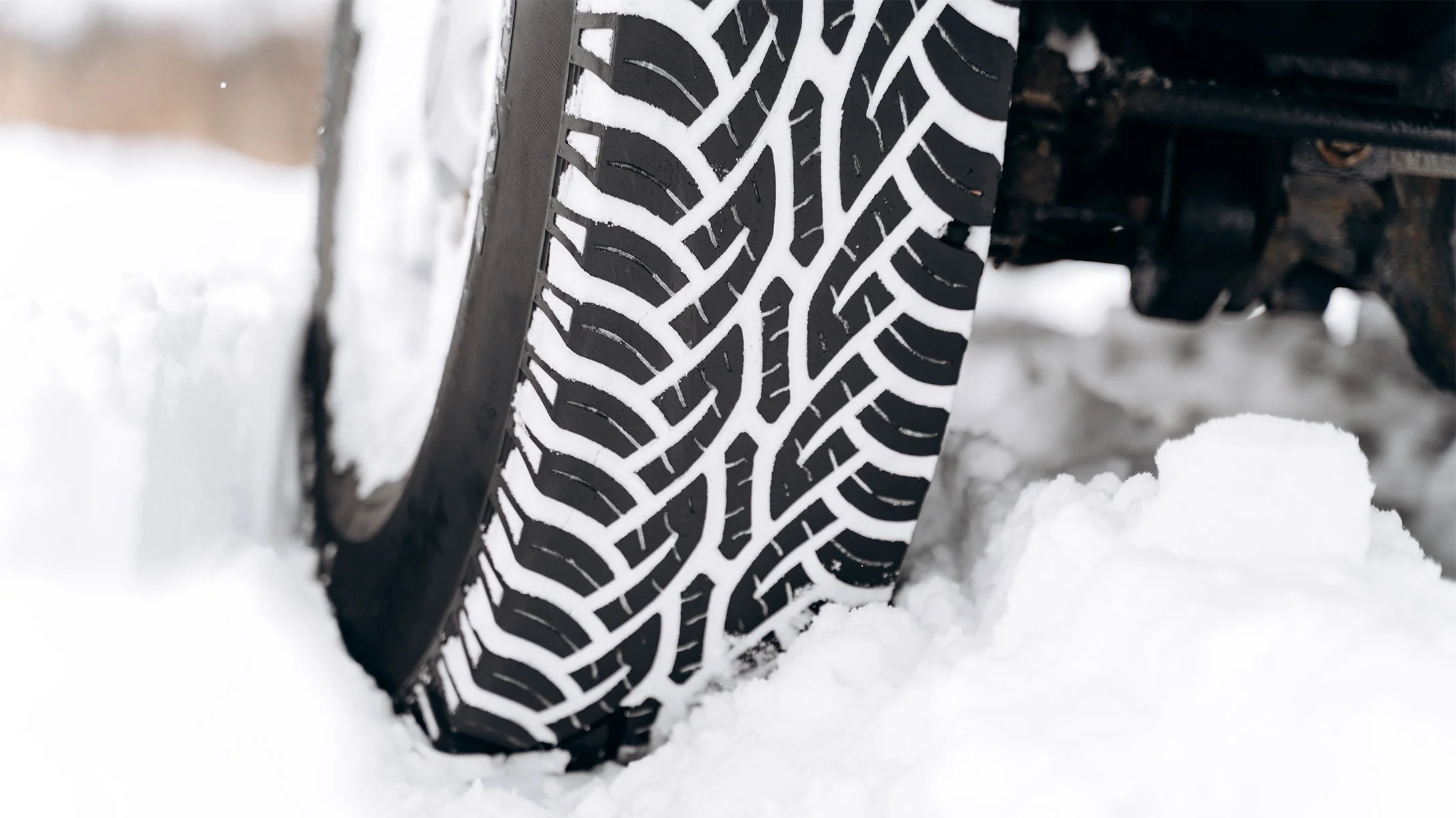 Neumatico en una ruta con nieve