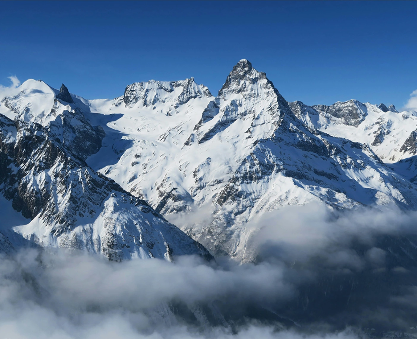 Paisaje de montañas con nieve